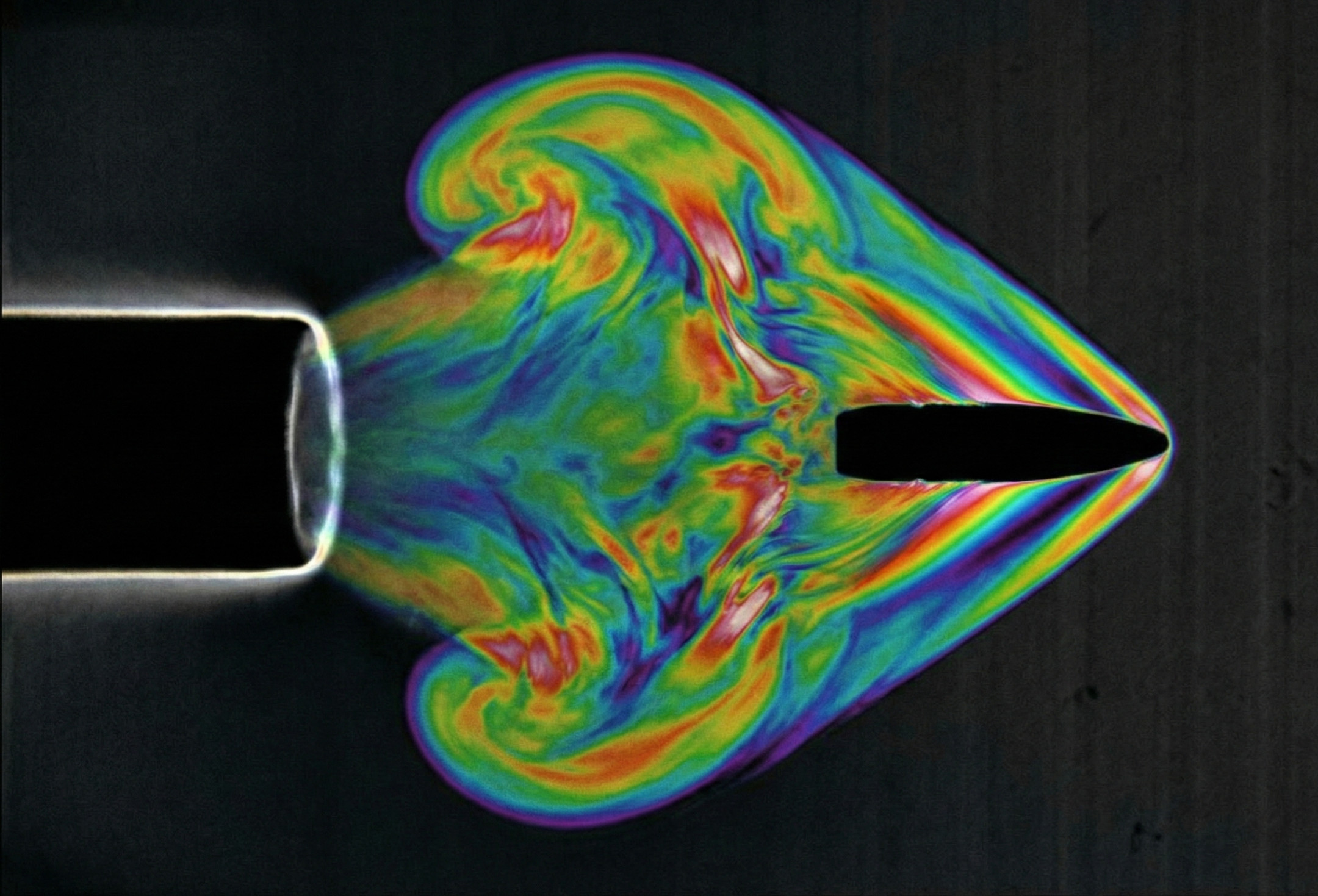 Korona lufy: co dzieje się u wylotu?