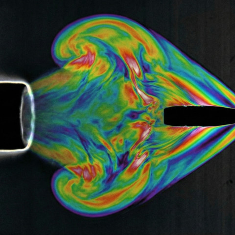 Korona lufy: co dzieje się u wylotu?