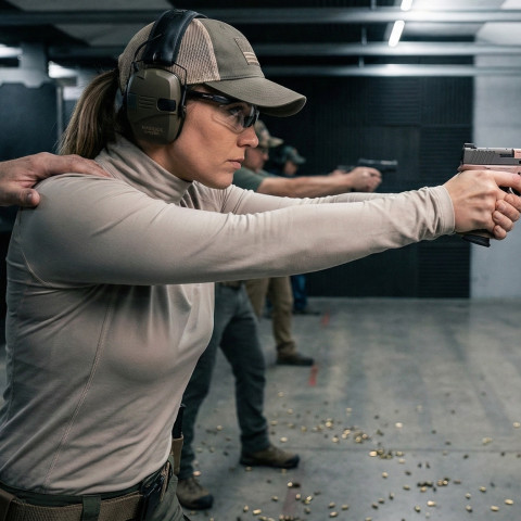 Ona i broń. Zasady udanego debiutu na strzelnicy